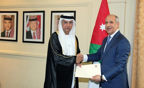 اللوزي يتسلم نسخة من أوراق اعتماد السفير الإماراتي اللوزي يتسلم نسخة من أوراق اعتماد السفير الإماراتي