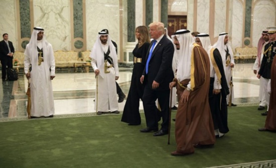 الملك سلمان يُعلّم ترامب شرب القهوة العربية (شاهد) الملك سلمان يُعلّم ترامب شرب القهوة العربية (شاهد)