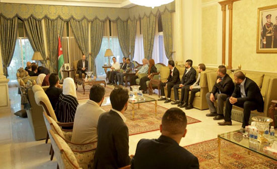 رئيس الوزراء يلتقي مجموعة من الشباب اصحاب المبادرات من جميع محافظات المملكة رئيس الوزراء يلتقي مجموعة من الشباب اصحاب المبادرات من جميع محافظات المملكة