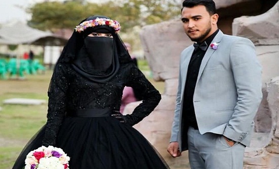 بالصور: عروس بفستان زفاف أسود ونقاب تثير الجدل! بالصور: عروس بفستان زفاف أسود ونقاب تثير الجدل!