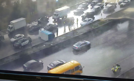حادث سير يسبب أزمة مرورية خانقة على طريق المطار (شاهد) حادث سير يسبب أزمة مرورية خانقة على طريق المطار (شاهد)