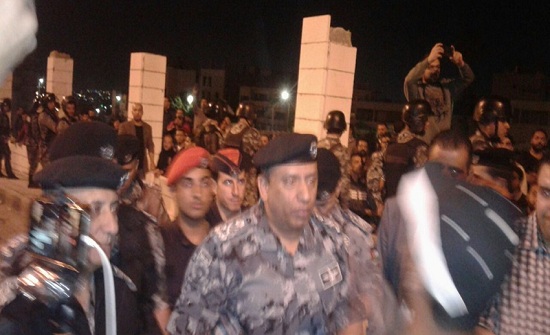 بالفيديو .. الحواتمة يتحدث مع المتظاهرين : اشرحولي قانون الضريبة بالفيديو .. الحواتمة يتحدث مع المتظاهرين : اشرحولي قانون الضريبة