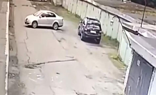 فتاة تركن سيارتها... لن تصدقوا كيف انتهى ذلك (فيديو) فتاة تركن سيارتها... لن تصدقوا كيف انتهى ذلك (فيديو)