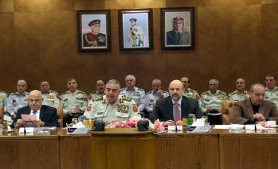 الرزاز يزور القيادة العامة ويستمع لإيجاز عن إدارة الأزمات الرزاز يزور القيادة العامة ويستمع لإيجاز عن إدارة الأزمات