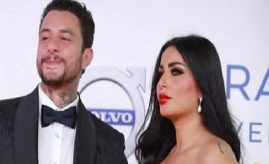 مرة أخرى..الفيشاوي وقُبلاته لزوجته في حفل السينما العربية حديث الجمهور! مرة أخرى..الفيشاوي وقُبلاته لزوجته في حفل السينما العربية حديث الجمهور!