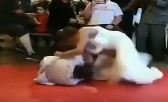 شاهدوا حادث غريب.. عروس تصرع عريسها أرضاً في حفل الزفاف شاهدوا حادث غريب.. عروس تصرع عريسها أرضاً في حفل الزفاف