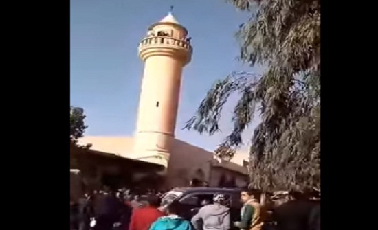 بالفيديو : شاب يحاول الانتحار من على مئذنة في جرش بالفيديو : شاب يحاول الانتحار من على مئذنة في جرش