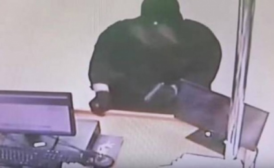 بالفيديو.. لص مسلح بملابس نسائية يسطو على صيدلية!! بالفيديو.. لص مسلح بملابس نسائية يسطو على صيدلية!!