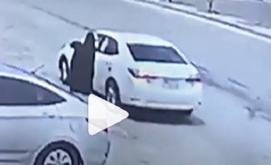 السعودية.. لص يسرق حقيبة سيدة بطريقة مروعة (فيديو) السعودية.. لص يسرق حقيبة سيدة بطريقة مروعة (فيديو)