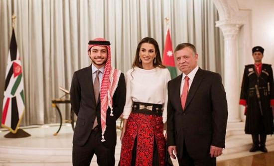 الملك والملكة وولي العهد يهنئون بعيد الفطر الملك والملكة وولي العهد يهنئون بعيد الفطر
