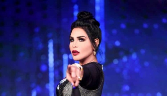 شاهد.. إبراهيم الفريان يقبل رأس الفنانة أحلام شاهد.. إبراهيم الفريان يقبل رأس الفنانة أحلام