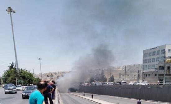 بالصور : اخماد حريق سيارة في نفق صويلح بالصور : اخماد حريق سيارة في نفق صويلح