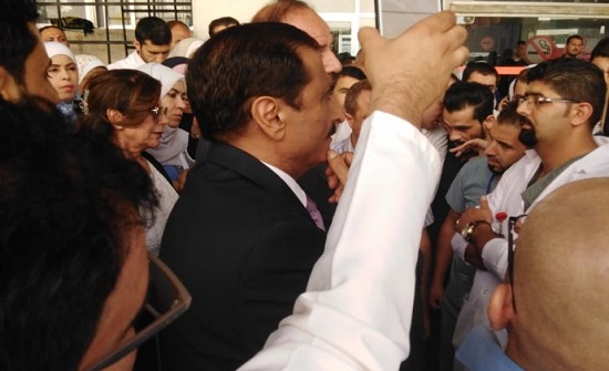 نقيب الممرضين يستهجن الاستعانة بالطلبة وقت الإضراب نقيب الممرضين يستهجن الاستعانة بالطلبة وقت الإضراب