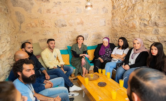 الملكة رانيا تزور مكتبة كون في مأدبا الملكة رانيا تزور مكتبة كون في مأدبا