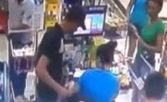 لص يهدد عاملة كاشير بسكين أمام الزبائن (فيديو) لص يهدد عاملة كاشير بسكين أمام الزبائن (فيديو)