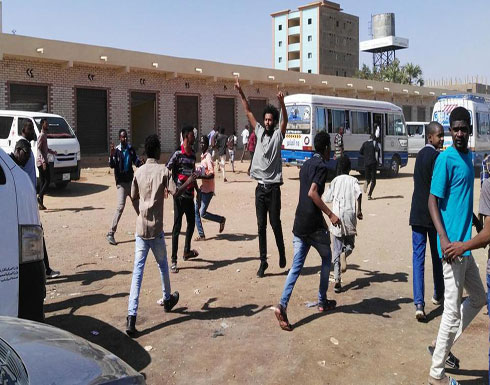 قوات الأمن السودانية تشتبك مع متظاهرين بثلاث مدن قوات الأمن السودانية تشتبك مع متظاهرين بثلاث مدن