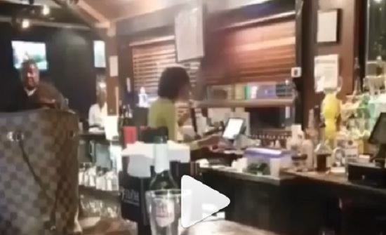 نادلة في مقهى تجذب انتباه المشاهير بصوتها نادلة في مقهى تجذب انتباه المشاهير بصوتها