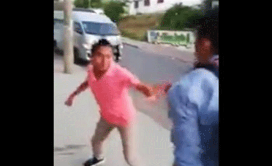 صفعة تتسبب في سقوط مروع لشاب (فيديو) صفعة تتسبب في سقوط مروع لشاب (فيديو)