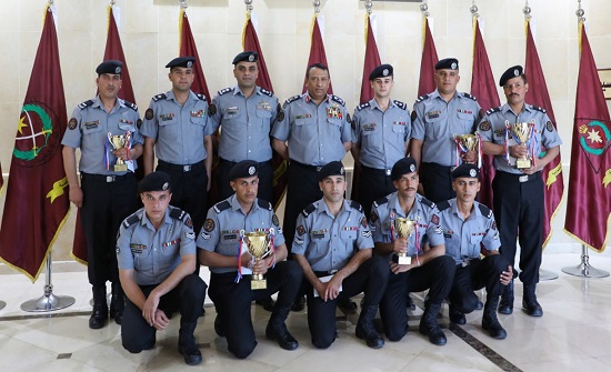 الحواتمة يكرم رماة الدرك الحواتمة يكرم رماة الدرك
