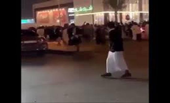 لحظة هروب فتاة من شباب حاولوا التحرش بها في الرياض (فيديو) لحظة هروب فتاة من شباب حاولوا التحرش بها في الرياض (فيديو)