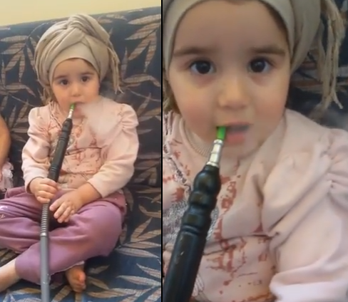فيديو صادم| طفلة عربية تدخن الأرجيلة وأمها تصور! فيديو صادم| طفلة عربية تدخن الأرجيلة وأمها تصور!
