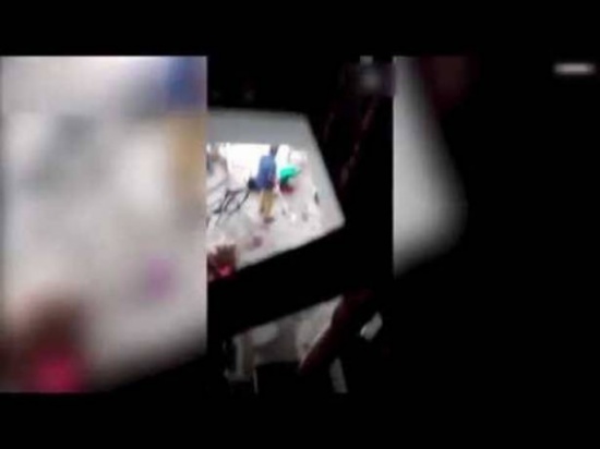 بالفيديو: ضربها شقيق زوجها بعد إنجابها فتاة وخلاف على المهر! بالفيديو: ضربها شقيق زوجها بعد إنجابها فتاة وخلاف على المهر!