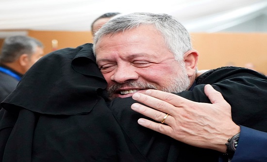 الملك يفاجئ حجاج أسر الشهداء بحضوره الحفل الوداع الملك يفاجئ حجاج أسر الشهداء بحضوره الحفل الوداع
