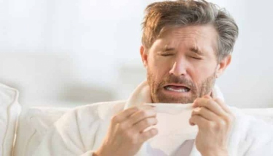 بهذه الطريقة “العطس” يمكن أن يؤدي لتمزق حلقك .. فاحذر بهذه الطريقة “العطس” يمكن أن يؤدي لتمزق حلقك .. فاحذر