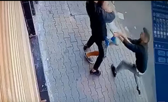خنق لصين شاب لسرقة هاتفه المحمول خنق لصين شاب لسرقة هاتفه المحمول