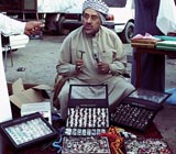 من هو هذا الرجل الذي يبيع الخواتم والمسابح؟ من هو هذا الرجل الذي يبيع الخواتم والمسابح؟