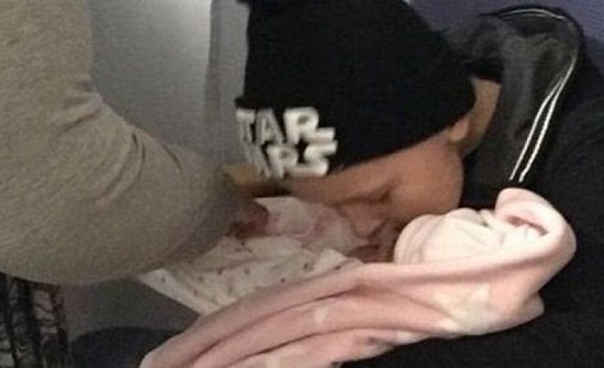 طفل مريض يحمل أخته الرضيعة ويسميها قبل وفاته بيوم ... طفل مريض يحمل أخته الرضيعة ويسميها قبل وفاته بيوم ...