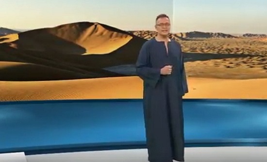 بالفيديو : مذيع ألماني يرتدي "الجلابية" على الهواء! بالفيديو : مذيع ألماني يرتدي "الجلابية" على الهواء!