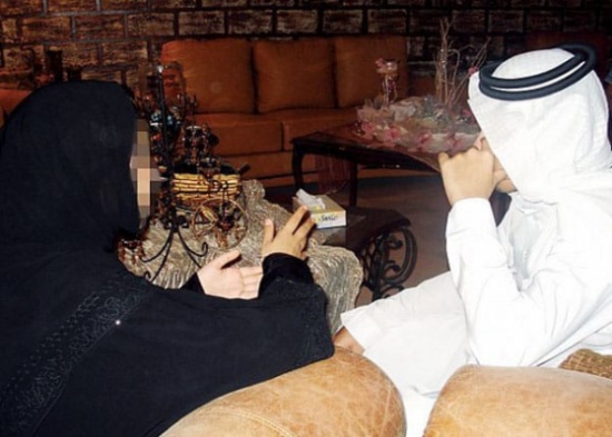نظرة شرعية بين شاب وفتاة تشعل خلاف حاد بين عائلتين بـ الرياض.. وهذا ما اشترطته والدة العروس نظرة شرعية بين شاب وفتاة تشعل خلاف حاد بين عائلتين بـ الرياض.. وهذا ما اشترطته والدة العروس