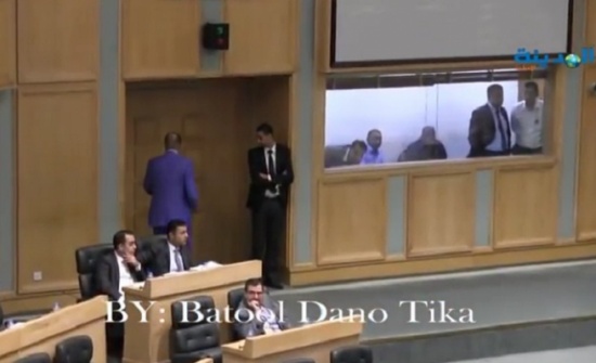 بالفيديو : الدغمي يخرج من القبة غاضباً بعد جدال مع الطراونه بالفيديو : الدغمي يخرج من القبة غاضباً بعد جدال مع الطراونه