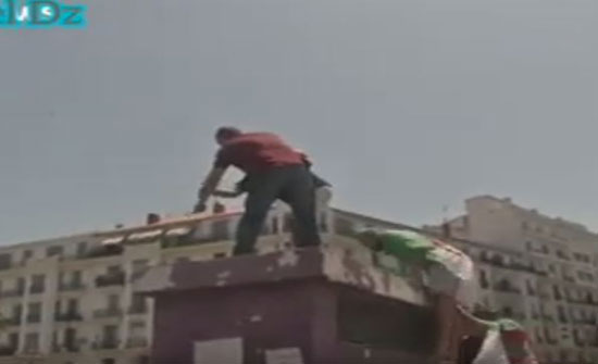 بالفيديو : تواصل المظاهرات بالجزائر ورجل يحاول إشعال النار في نفسه بالفيديو : تواصل المظاهرات بالجزائر ورجل يحاول إشعال النار في نفسه