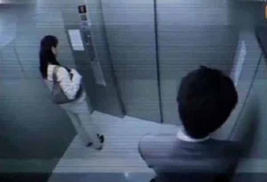 طبيب يهتك عرض فتاة ويبتلع شريحة هاتفه لسبب غريب.. وهدد الشرطة: لو ذبحتموني لن تأخذوها طبيب يهتك عرض فتاة ويبتلع شريحة هاتفه لسبب غريب.. وهدد الشرطة: لو ذبحتموني لن تأخذوها