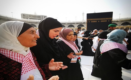 بالفيديو : الملكة تؤدي مناسك العمرة بالفيديو : الملكة تؤدي مناسك العمرة