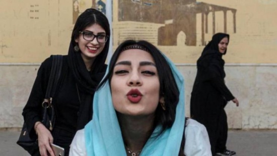 خبيرة إيرانية تنصح النساء في إيران بتقبيل أقدام الرجال بعد تدليكها! خبيرة إيرانية تنصح النساء في إيران بتقبيل أقدام الرجال بعد تدليكها!