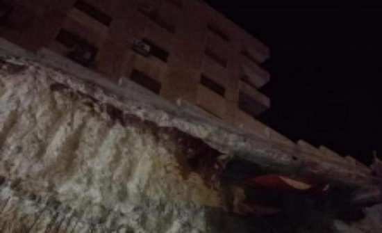 انهيار اتربة في ضاحية الرشيد يوقع تصدعات خطيرة في مبنى مجاور انهيار اتربة في ضاحية الرشيد يوقع تصدعات خطيرة في مبنى مجاور