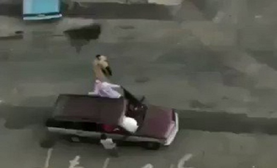 شاهد.. أم تصور ابنها وهو يتعنف وينضرب بقسوة من والده في الشارع في جدة شاهد.. أم تصور ابنها وهو يتعنف وينضرب بقسوة من والده في الشارع في جدة