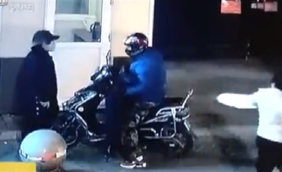بالفيديو : طفل يضرب رجلا ضخما دفاعا عن والدته بالفيديو : طفل يضرب رجلا ضخما دفاعا عن والدته