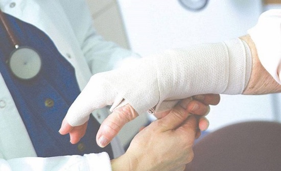 حادثة غريبة.. رجل يحرق وجه زوجته ويفرّ هاربًا (صور) حادثة غريبة.. رجل يحرق وجه زوجته ويفرّ هاربًا (صور)