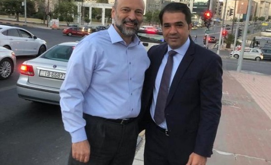 بالفيديو: الرزاز يوزع تمر وماء على المارة قبيل الإفطار بالفيديو: الرزاز يوزع تمر وماء على المارة قبيل الإفطار
