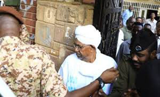 "حقوق الانسان" السودانية: البشير يتلقى معاملة جيدة بالسجن "حقوق الانسان" السودانية: البشير يتلقى معاملة جيدة بالسجن