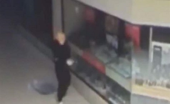 اللّص "شبيه ترامب".. حطّم محلّ مجوهرات والشّرطة تلاحقه! (فيديو) اللّص "شبيه ترامب".. حطّم محلّ مجوهرات والشّرطة تلاحقه! (فيديو)