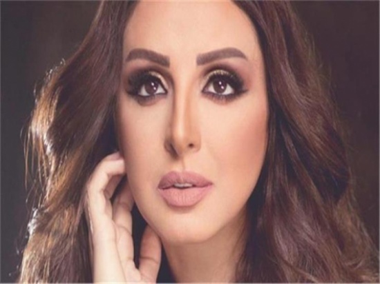 بالفيديو : الذباب يزعج أنغام في حفلها في الكويت بالفيديو : الذباب يزعج أنغام في حفلها في الكويت