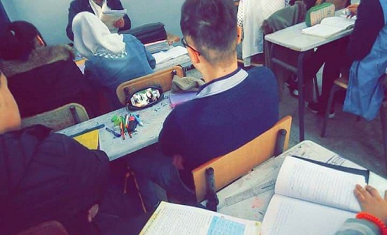 طالب يبتكر طريقة لمشاهدة مسلسل داخل الفصل طالب يبتكر طريقة لمشاهدة مسلسل داخل الفصل