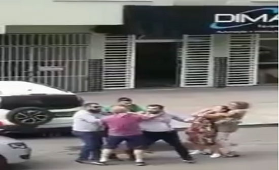 بالفيديو : مسنة تخنق امرأة في شجار بين الرجال بالفيديو : مسنة تخنق امرأة في شجار بين الرجال