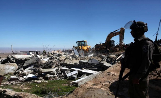 الاحتلال يجبر فلسطينيا على هدم منزله بيديه في القدس الاحتلال يجبر فلسطينيا على هدم منزله بيديه في القدس