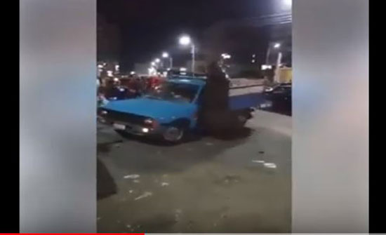 لحظة هروب عجل ضخم من أعلى سيارة (فيديو) لحظة هروب عجل ضخم من أعلى سيارة (فيديو)